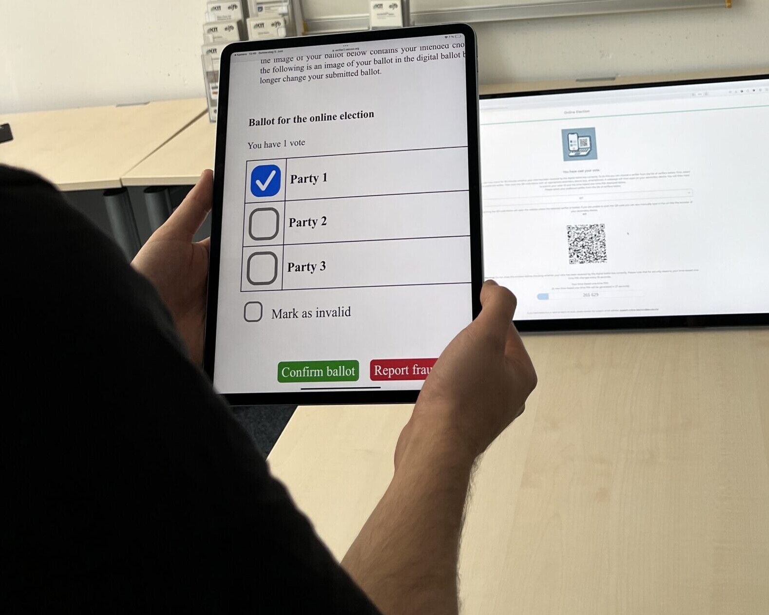 Eine Person testet ein Online-Wahlsystem.
