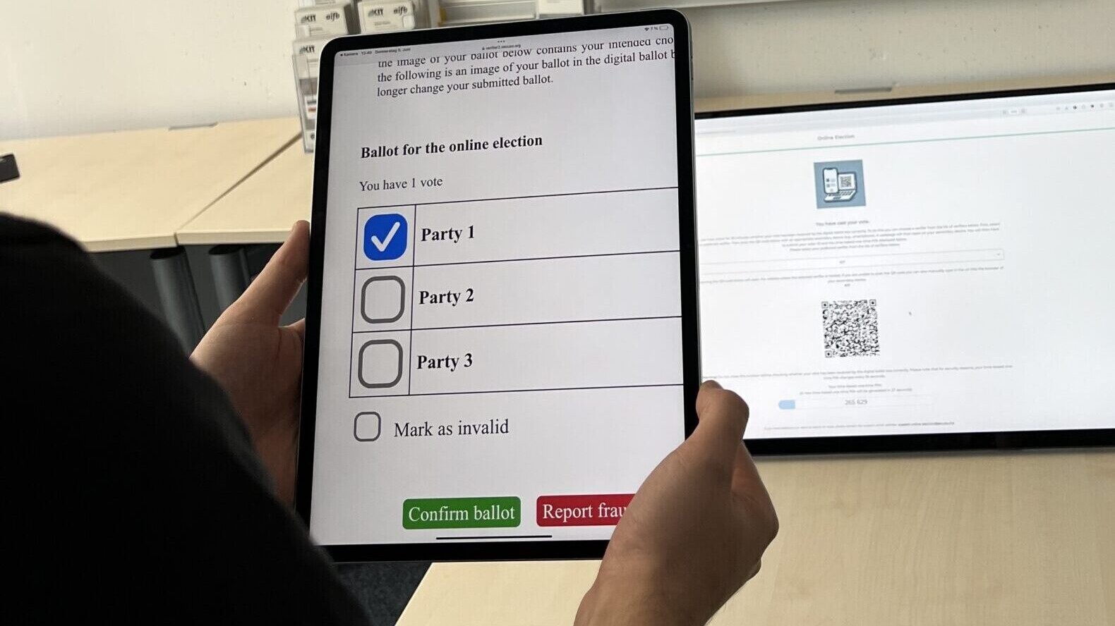 Eine Person testet ein Online-Wahlsystem.