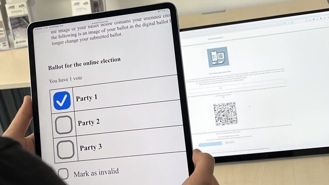 Eine Person testet ein Online-Wahlsystem.