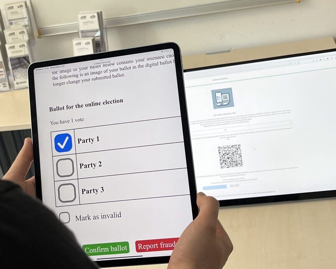 Eine Person testet ein Online-Wahlsystem.